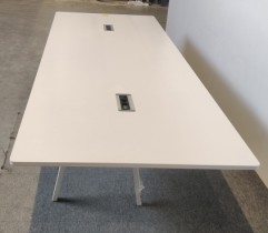 Møtebord / konferansebord i hvitt fra Vitra, 320x120cm, passer 10-14 personer, pent brukt