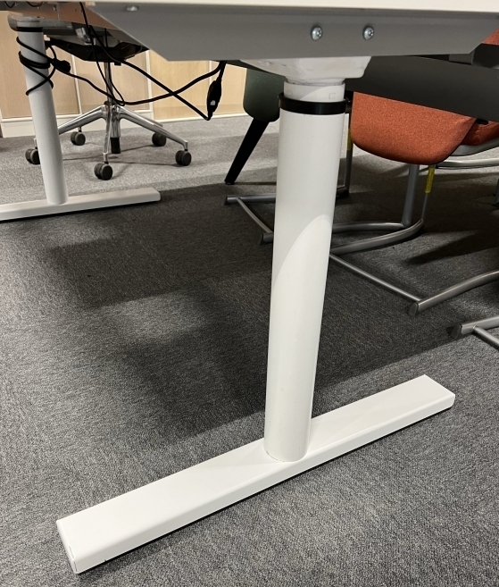 Understell for skrivebord med