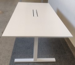 Møtebord i hvitt fra Martela, 240x120 cm, hvitt understell, passer 8-10 personer, pent brukt