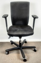Kontorstol fra EFG, modell Splice i sort mikrofiber, armlener, pent brukt