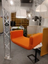 ME&U innendørs huske fra Softline i orange stoff, pent brukt