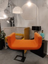 ME&U innendørs huske fra Softline i orange stoff, pent brukt