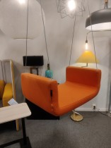ME&U innendørs huske fra Softline i orange stoff, pent brukt