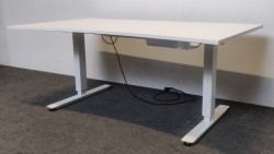 Skrivebord i hvitt fra EFG med elektrisk hevsenk, 160x90cm med magebue, pent brukt