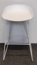 Barkrakk / barstol fra HAY, About a stool, sete / understell i hvit, sittehøyde 77cm, pent brukt