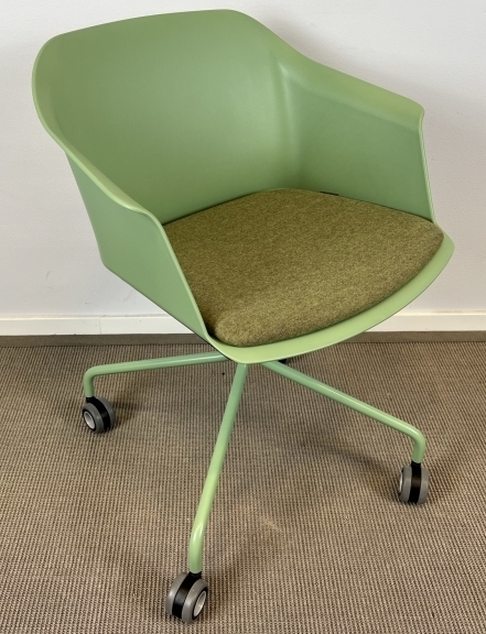 Konferansestol på hjul i grønt fra