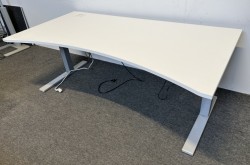 Skrivebord med elektrisk hevsenk i hvitt / grått fra Svenheim, 180x90cm med magebue, pent brukt