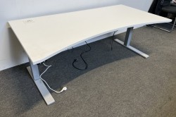 Skrivebord med elektrisk hevsenk i hvitt / grått fra Svenheim, 180x90cm med magebue, pent brukt