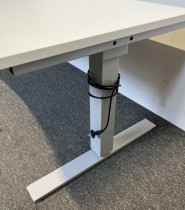 Skrivebord med elektrisk hevsenk i hvitt / grått, 160x80cm med magebue, pent brukt