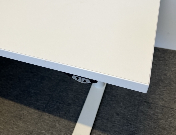 Skrivebord med elektrisk hevsenk i