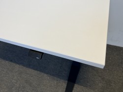 Skrivebord med elektrisk hevsenk i hvitt / sort fra Duba B8, 160x80cm, pent brukt