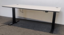 Skrivebord med elektrisk hevsenk i hvitt med sort understell fra Holmris, 160x80cm, pent brukt