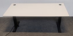 Skrivebord med elektrisk hevsenk i hvitt med sort understell fra Holmris, 160x80cm, pent brukt