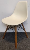 Vitra DSW spisestol / konferansestol i hvit / lønn, Design: Charles & Ray Eames, pent brukt