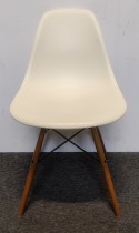 Vitra DSW spisestol / konferansestol i hvit / lønn, Design: Charles & Ray Eames, pent brukt