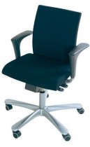 Kontorstol: Håg H04 4200 i sort stoff, armlene i sort, kryss i grått eller sort, nytrukket