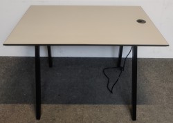 Kompakt møtebord fra Svenheim i beige / sort med stikk, 120x80cm, høyde 75cm passer 4 personer, pent brukt