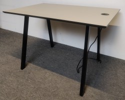 Kompakt møtebord fra Svenheim i beige / sort med stikk, 120x80cm, høyde 75cm passer 4 personer, pent brukt
