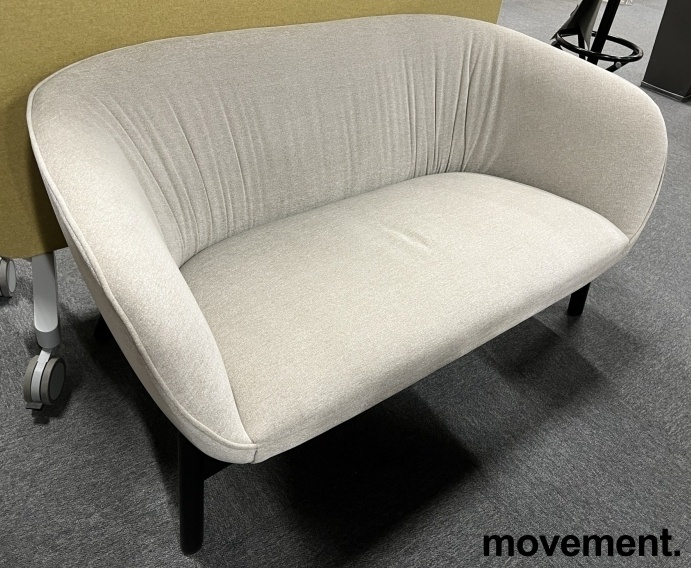 Solgt!2-seter sofa i lyst grått stoff / - 2 / 4