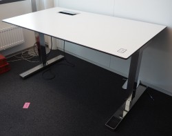 Skrivebord med elektrisk hevsenk i hvitt / krom fra Horreds, 140x80cm, pent brukt