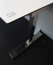Skrivebord med elektrisk hevsenk i hvitt / krom fra Horreds, 140x80cm, pent brukt