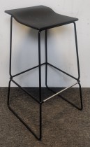 Barkrakk / barstol i sort fra Viccarbe, modell Last minute, sittehøyde 75cm, pent brukt