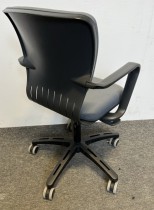 Kontorstol i mørkt grått stoff / sort med armlene fra IKEA, modell Joakim, pent brukt