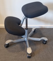 Håg Balans Vital ergonomisk knestol / kontorstol i sort stoff, NYTRUKKET, grått understell, pent brukt