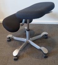 Håg Balans Vital ergonomisk knestol / kontorstol i sort stoff, NYTRUKKET, grått understell, pent brukt