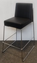 Barkrakk / barstol fra Capdell i sort skinnimitasjon  / krom, 70cm sittehøyde, pent brukt