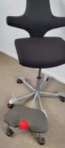 Ergonomisk kontorstol fra Håg: Capisco 8127, sort stoff / grått fotkryss, 69cm maxhøyde, step up fothviler, NYTRUKKET, pent brukt