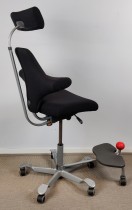 Ergonomisk kontorstol fra Håg: Capisco 8127, sort stoff / grått fotkryss, 69cm maxhøyde, step up fothviler, NYTRUKKET, pent brukt