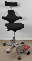 Ergonomisk kontorstol fra Håg: Capisco 8127, sort stoff / grått fotkryss, 69cm maxhøyde, step up fothviler, NYTRUKKET, pent brukt