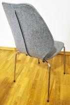 Designstol: ForaForm City, krom ben, fullpolstret i grått stoff, pent brukt