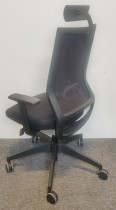 Kontorstol: Sedus Quarterback med høy rygg, nakkepute og armlener, sort, pent brukt