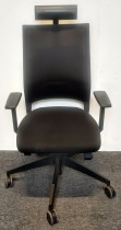 Kontorstol: Sedus Quarterback med høy rygg, nakkepute og armlener, sort, pent brukt