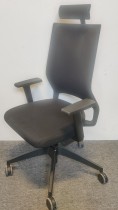Kontorstol: Sedus Quarterback med høy rygg, nakkepute og armlener, sort, pent brukt