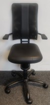 Ergonomisk, ryggvennlig kontorstol fra Spinalis, modell Hacker med Renna trekk i sort / sort mesh, pent brukt