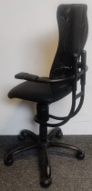 Ergonomisk, ryggvennlig kontorstol fra Spinalis, modell Hacker med Renna trekk i sort / sort mesh, pent brukt