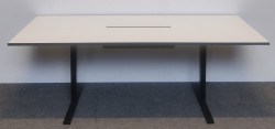 Kompakt møtebord / konferansebord i hvitt / sort fra Ragnars, 210x90cm, passer 6-8 personer, pent brukt
