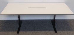 Kompakt møtebord / konferansebord i hvitt / sort fra Ragnars, 210x90cm, passer 6-8 personer, pent brukt