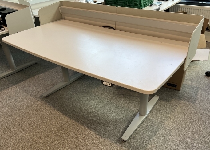 Skrivebord med elektrisk hevsenk i