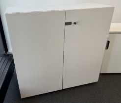 Skap med dører i hvitt fra Vitra, 3 permhøyder, 120cm bredde, 117cm høyde, pent brukt