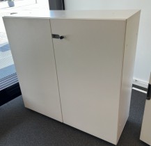 Skap med dører i hvitt fra Vitra, 3 permhøyder, 120cm bredde, 117cm høyde, pent brukt