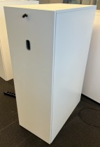 Tårnskap i hvitt fra Edsbyn, 80cm dybde, for plassering på venstre side, pent brukt