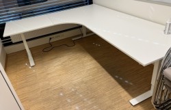 Hjørneløsing / skrivebord i hvitt, 240x200cm, venstreløsning, pent brukt
