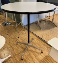 Rundt design-barbord i hvitt, Eames Segmented Table, Ø=90cm, høyde 105cm, pent brukt