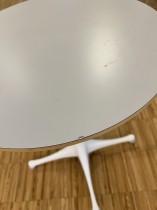 Lite, rundt loungebord i hvitt fra Vitra, Nelson Table, Ø=43cm, pent brukt
