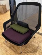 Slow Chair by Ronan & Erwan Bouroullec, sort mesh / lilla sittepute, Vitra, brukt med noe kosmetisk småtteri