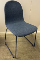 Muuto Visu konferansestol / møteromsstol i blått stoff / blått, pent brukt